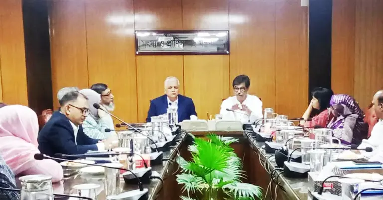 সম্মেলন কক্ষে কর্মকর্তাদের সঙ্গে মন্ত্রীর শুভেচ্ছা বিনিময়